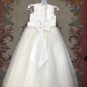 Girls David’s Bridal Flower girl Dress size 7